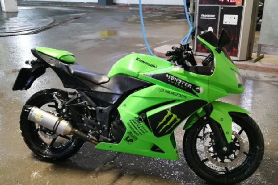 Kawasaki Ninja 250 с человеком